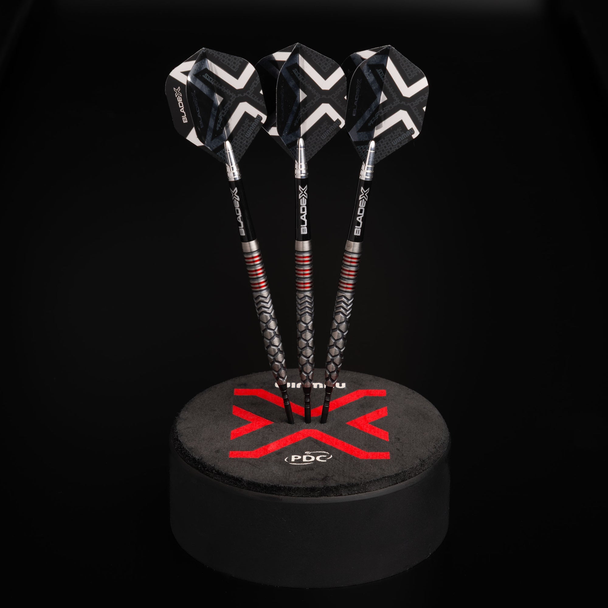 winmau-blade-x-prism-delta-metallic-black-silver-ailettes-standard image 5